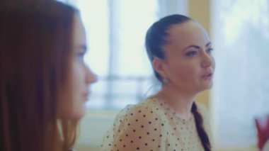 Annesi küçük kızıyla bir restoranda konuşuyor.