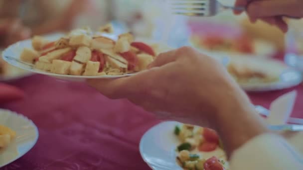 Vierta la ensalada en un plato con un tenedor — Vídeos de Stock