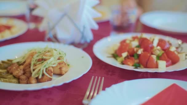 Brot auf dem Tisch, Salat und Fleischgerichte auf dem Teller — Stockvideo