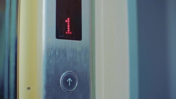 Pressiona o botão do elevador com o dedo, pressiona o botão do elevador com o dedo — Vídeo de Stock