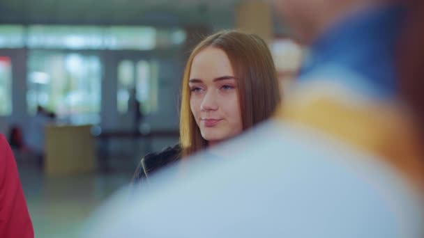 Mother and daughter talking,in the hotel reception — Stock Video