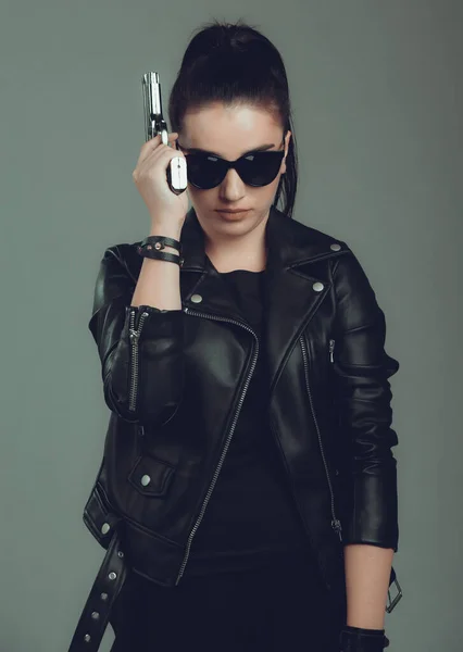 Снимок Сексуальной Военной Женщины Позирующей Оружием Черной Куртке Черных Очках — стоковое фото