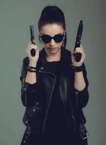 Siyah Ceketli Gözlerinde Siyah Gözlüklerle Silahlı Seksi Bir Askeri Kadının — Stok fotoğraf