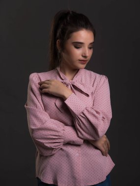 Pembe kazaklı güzel esmer manken, okşama çok tatlı görünüyor, stüdyoda poz veriyor.,