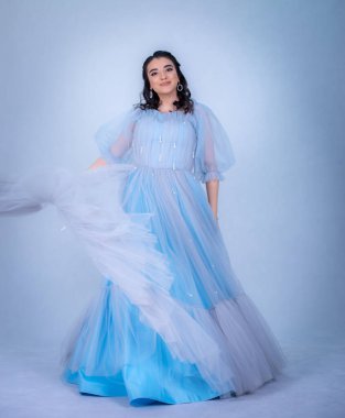 Prenses suretinde genç ve güzel bir manken. Mavi elbiseli bir Sindrella.,