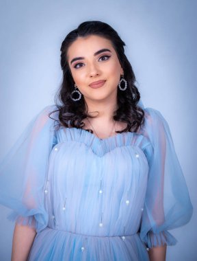 Prenses suretinde genç ve güzel bir manken. Mavi elbiseli bir Sindrella.,