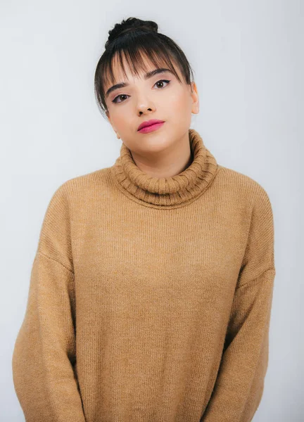 Retrato Una Hermosa Joven Suéter Marrón Cálido Aislado Sobre Fondo — Foto de Stock