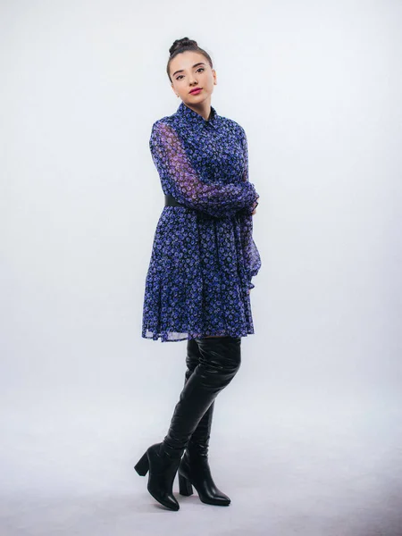 Glücklich Schöne Frau Blauem Kleid Posiert Studio Isoliert Auf Weißem — Stockfoto