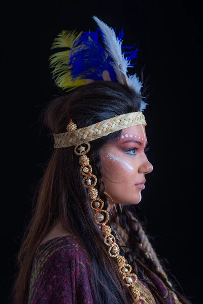 Närbild Porträtt Shamansk Kvinna Med Indisk Fjäder Hatt Och Färgglada — Stockfoto