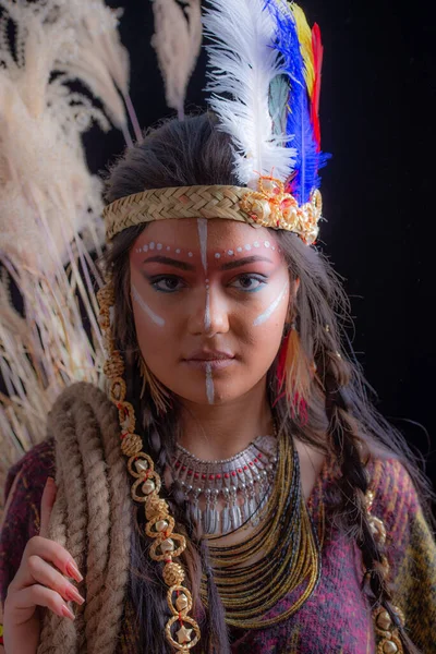 Close Portret Van Sjamanistische Vrouw Met Indiase Veren Hoed Kleurrijke — Stockfoto