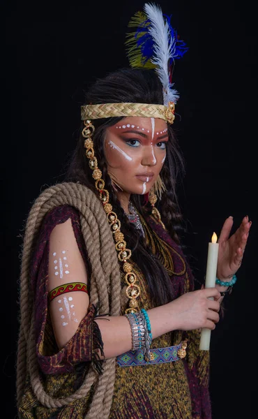 インディアンの羽の帽子とカラフルな化粧を持つシャーマン女性の肖像画を閉じます 伝統的なドレスのインド人女性 — ストック写真