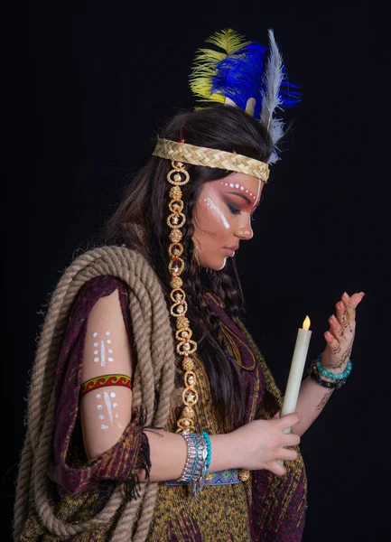 インディアンの羽の帽子とカラフルな化粧を持つシャーマン女性の肖像画を閉じます 伝統的なドレスのインド人女性 — ストック写真