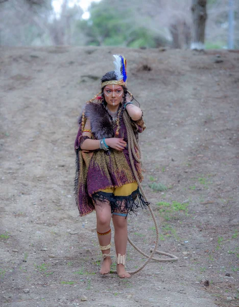 美洲印第安人土著妇女户外肖像 头戴印度羽毛帽 妆容艳丽的萨满女性肖像 — 图库照片