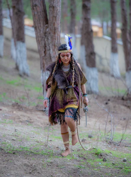 美洲印第安人土著妇女户外肖像 头戴印度羽毛帽 妆容艳丽的萨满女性肖像 — 图库照片
