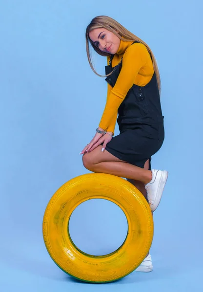 Chica Modelo Rubia Bastante Joven Ropa Deportiva Posando Junto Los — Foto de Stock