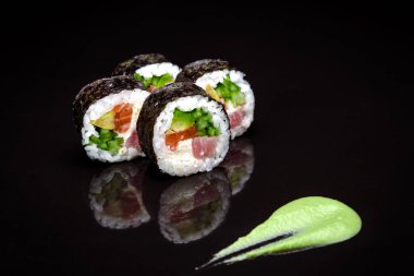 Suşi siyah bir zemin üzerine