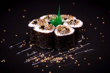 Suşi siyah bir zemin üzerine