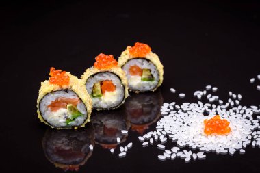 Suşi siyah bir zemin üzerine