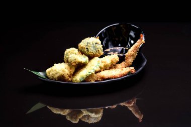 Siyah arkaplanda karides hamuru