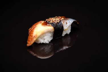 Siyah arka planda Unagi Nigiri
