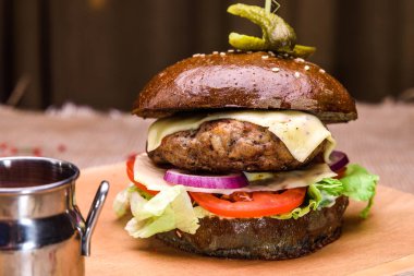 Sıcak hamburger ve sos.