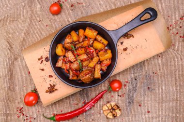 Sebzeli kızarmış patates.