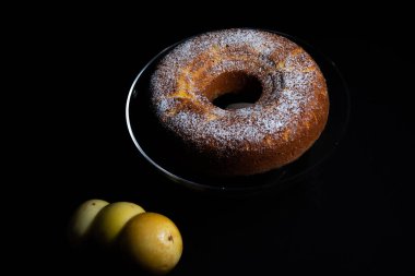 Kahvaltı için tutkulu meyveli kek. 