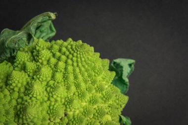 Siyah arkaplanda Romanesco brokoli