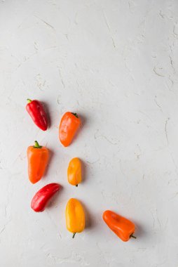 Küçük biberler kırmızı, turuncu ve sarı