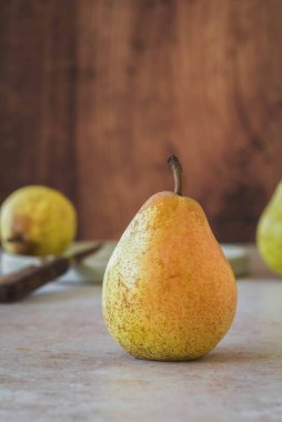 Bıçaklı küçük armutlar.