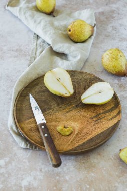 Bıçakla kesilmiş küçük armutlar.