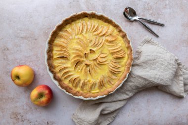 Keten kumaşlı elmalı turta.