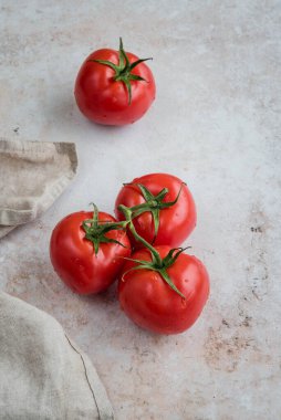 Bir demet taze domates - açık arkaplanda 4 tane.