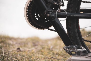 Bisiklet pedalları ve doğadaki bağlantı çubukları. yakın plan