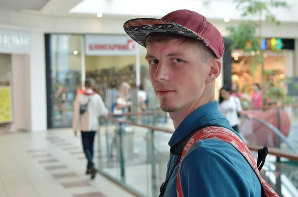 Jonge Man Een Pet Met Een Rugzak Het Winkelcentrum — Stockfoto