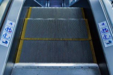 Modern binalarda ya da metro istasyonlarında yürüyen merdivenlerin detaylı görüntüleri.