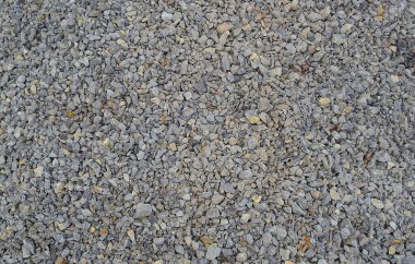 Pastel çakıl taşları parkı. Küçük koyu renkli çok renkli taşlar.