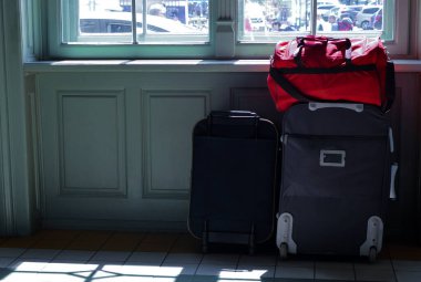 İstasyonda seyahat etmek için bavul,