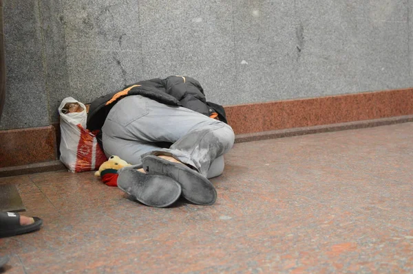 Hemlös Man Sover Liggande Det Kalla Stengolvet Stationen Nära Den — Stockfoto