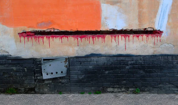 Старая Стена Граффити Дырой Стене Штукатурка Старые Кирпичи Красная Краска — стоковое фото