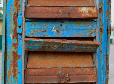 Eski paslı mavi posta kutularıyla dolu Ukrayna kasabası köyü.