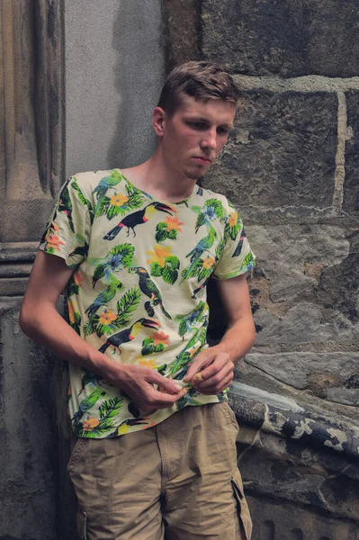 Blond Man Met Lang Haar Een Geel Shirt Met Bloemen — Stockfoto