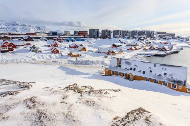 Eski liman ve Grönland, karla kaplı Nuuk şehir merkezi