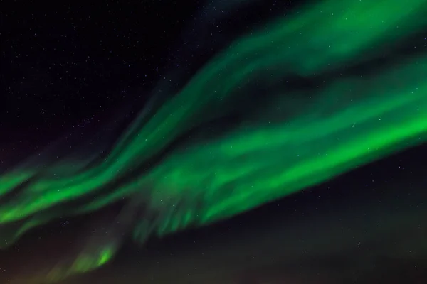 Luzes verdes do norte e um céu de luz sobre a cidade de Nuuk, verde — Fotografia de Stock