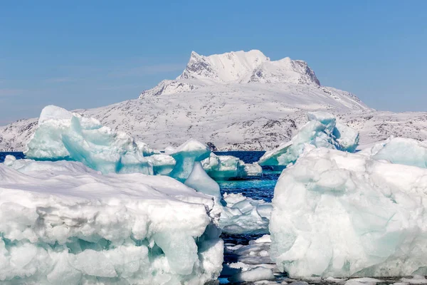 Ogromny niebieski góry lodowe drifting i układanie na ląd z Sermitsiaq mo — Zdjęcie stockowe
