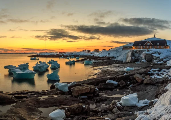 Nuuk stad oude haven zonsondergang met ijsbergen, Groenland — Stockfoto