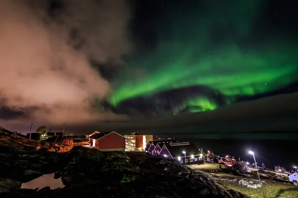 Northern lights over Nuuk streets, Nuuk city, Groenlândia — Fotografia de Stock