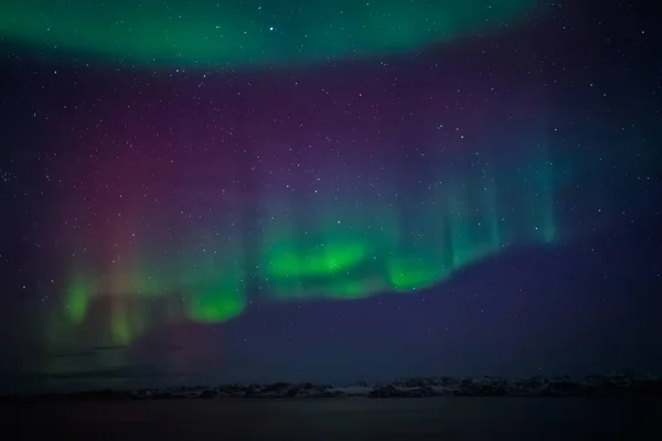 Luces boreales sobre el fiordo, ciudad cercana de Nuuk, Groenlandia — Foto de Stock