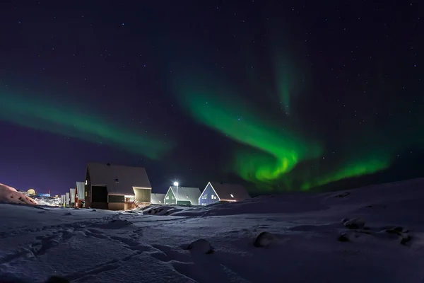 A kabinok és a zöld Northern lights, egyik külvárosában Nuuk sor — Stock Fotó