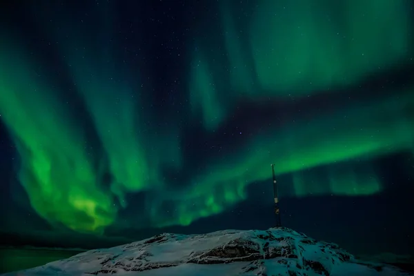 Torre de radio en la colina y las luces boreales sobre el fiordo i —  Fotos de Stock